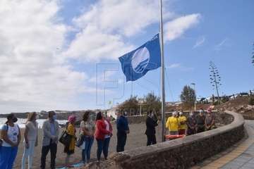 Izado de la bandera azul en Hoya del Pozo (foto TA/Francisco Javier Santana)